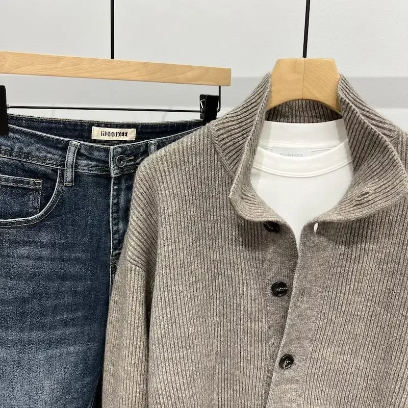 Ropa de hombre, suéteres de punto con cuello negro para hombre, cárdigan liso de Color sólido, abrigo de otoño coreano antiguo, pedido de estilo de tendencia 2025