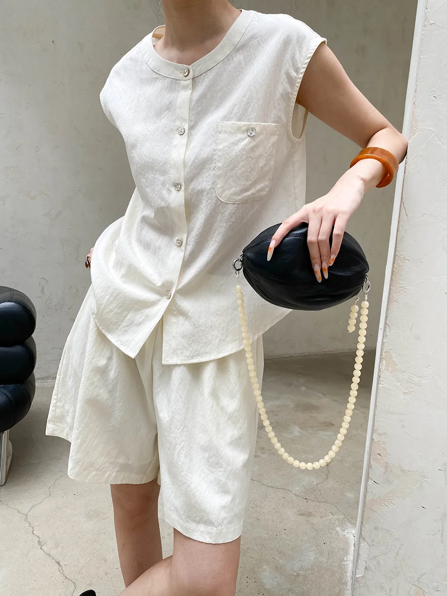 Sommerliches Damen-Set aus einfarbiger, ärmelloser Weste mit Rundhalsausschnitt und hochtaillierten Shorts für den Alltag – Detail 22
