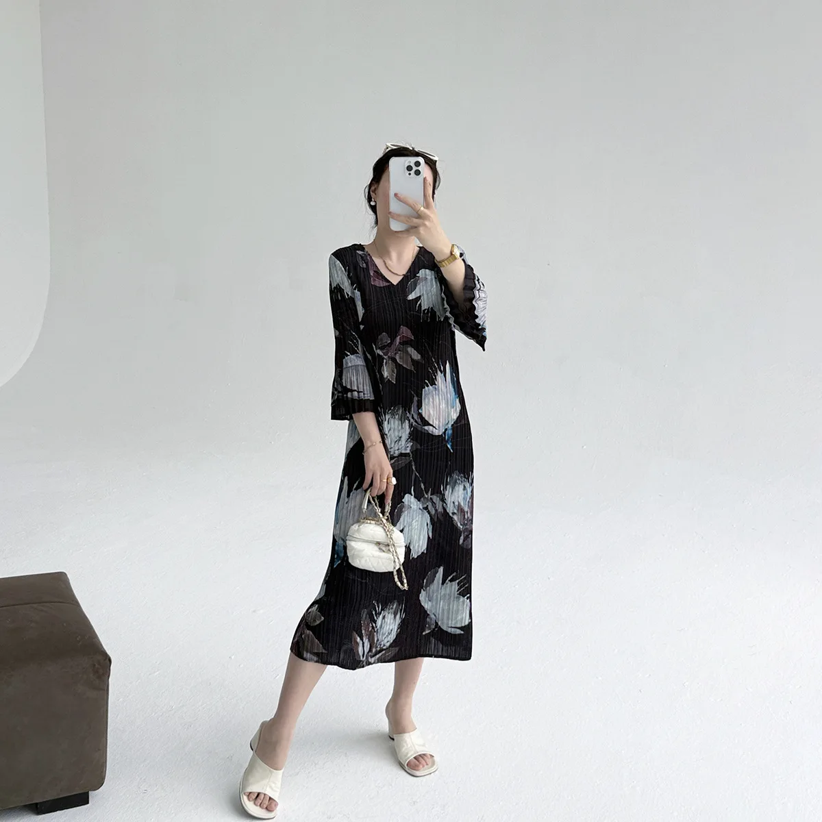 

Miyake Pleated Spring and Autumn New Pleated Lightweight Printed Dress, Pregnant Mother V-neck Loose Slimming Elegant Long Skirt