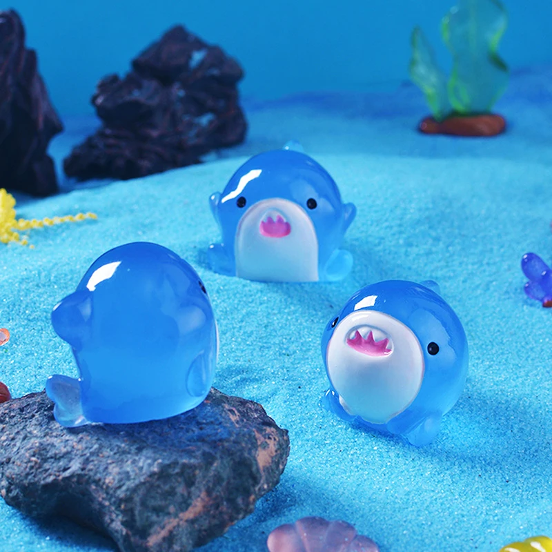 暗闇で光る漫画のサメ、マイクロランドスケープ、水槽の小さな装飾品、DIY樹脂工芸品、明るい小さなアクセサリー、かわいい、1個