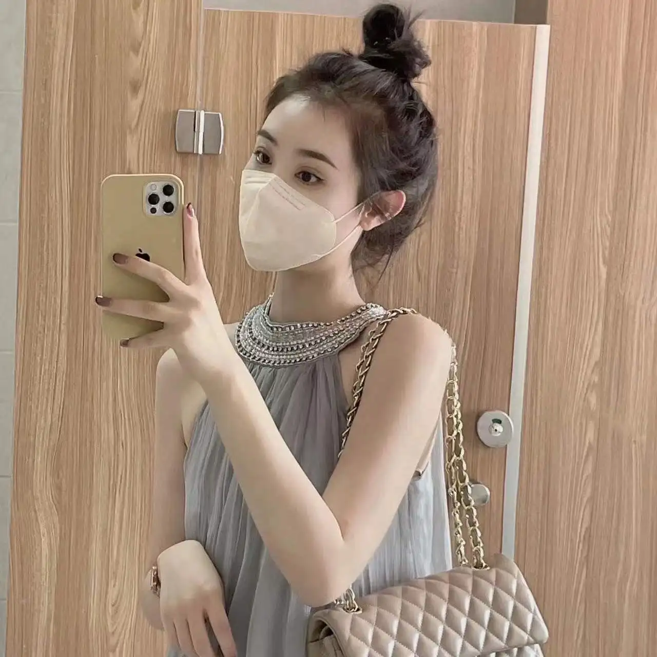 Vestido sem mangas elegante feito à mão com contas halter