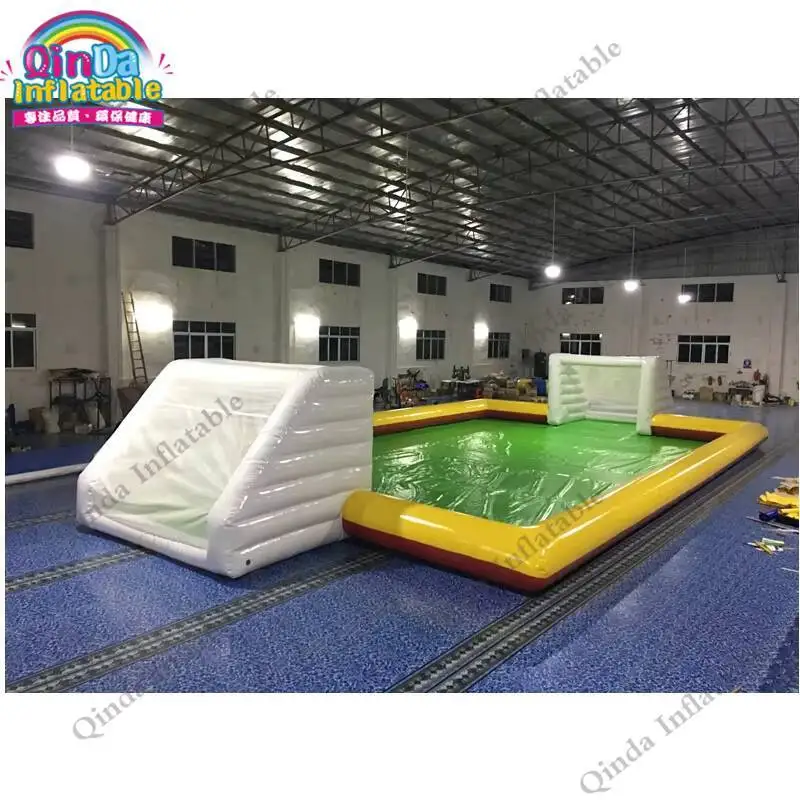 محكم 0.6 مم PVC ملعب كرة قدم قابل للنفخ محمول قابل للنفخ لألعاب كرة القدم الممتعة