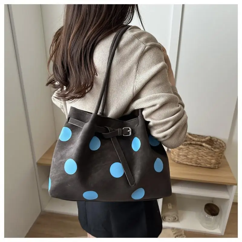 Gepunktete Schultertasche mit großer Kapazität und Schnallendesign für den täglichen Arbeitsweg und Einkauf. – Detail 20