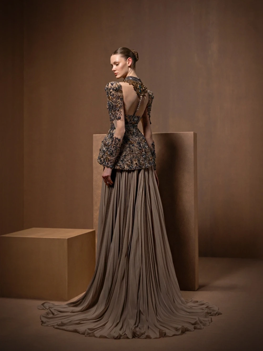 Formal Women'S Wear - ชุดราตรีผ้าชีฟองสีมอคค่าหรูหรา คอสูง ประดับด้วยลูกปัดอย่างสวยงาม พร้อมชายกระโปรงยาวลากพื้น ออกแบบตามสั่ง สวยสง่างาม