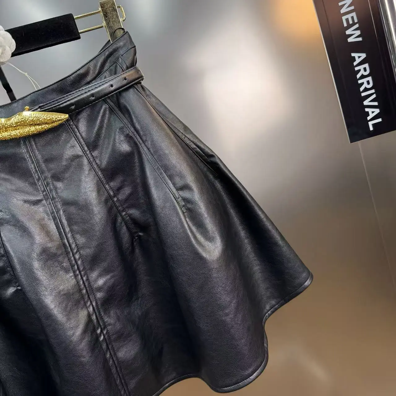 2025 الخريف حزام مزين خليط خياطة بلون منتفخ مظلة التنانير النساء أنيقة التنقل نمط بولي Leather تنورة جلدية