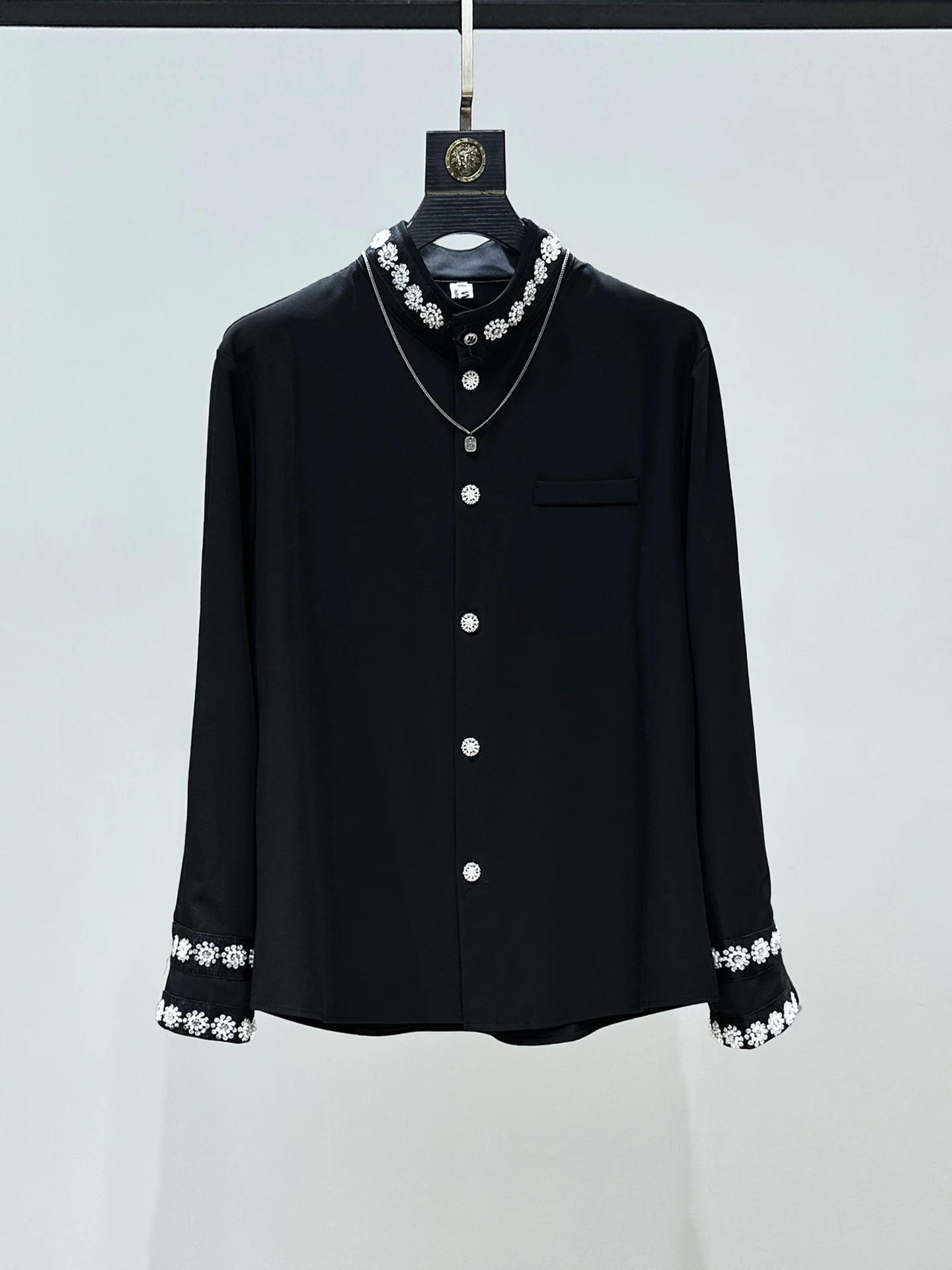 

Мужская рубашка с длинным рукавом, оригинальный дизайн, с богатой отделкой, воротник-стойка, черная, модная, в корейском стиле, из полиэфирного волокна, повседневная.