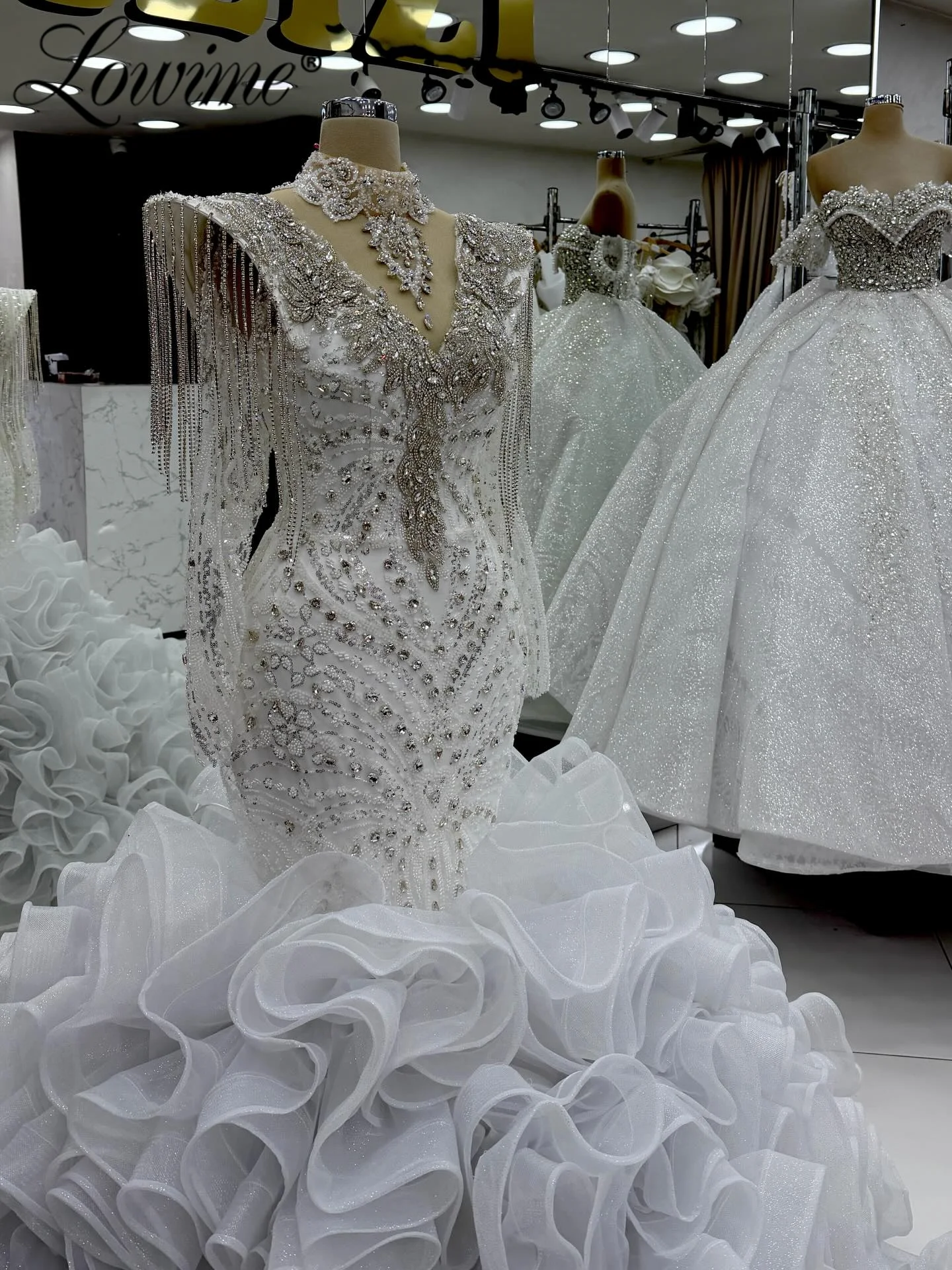 

Customized Crystals Tassel Evening Dresses White Wedding Party Dress For Bride Organza Ruffles Arabic Aso Ebi Prom Gowns 2026