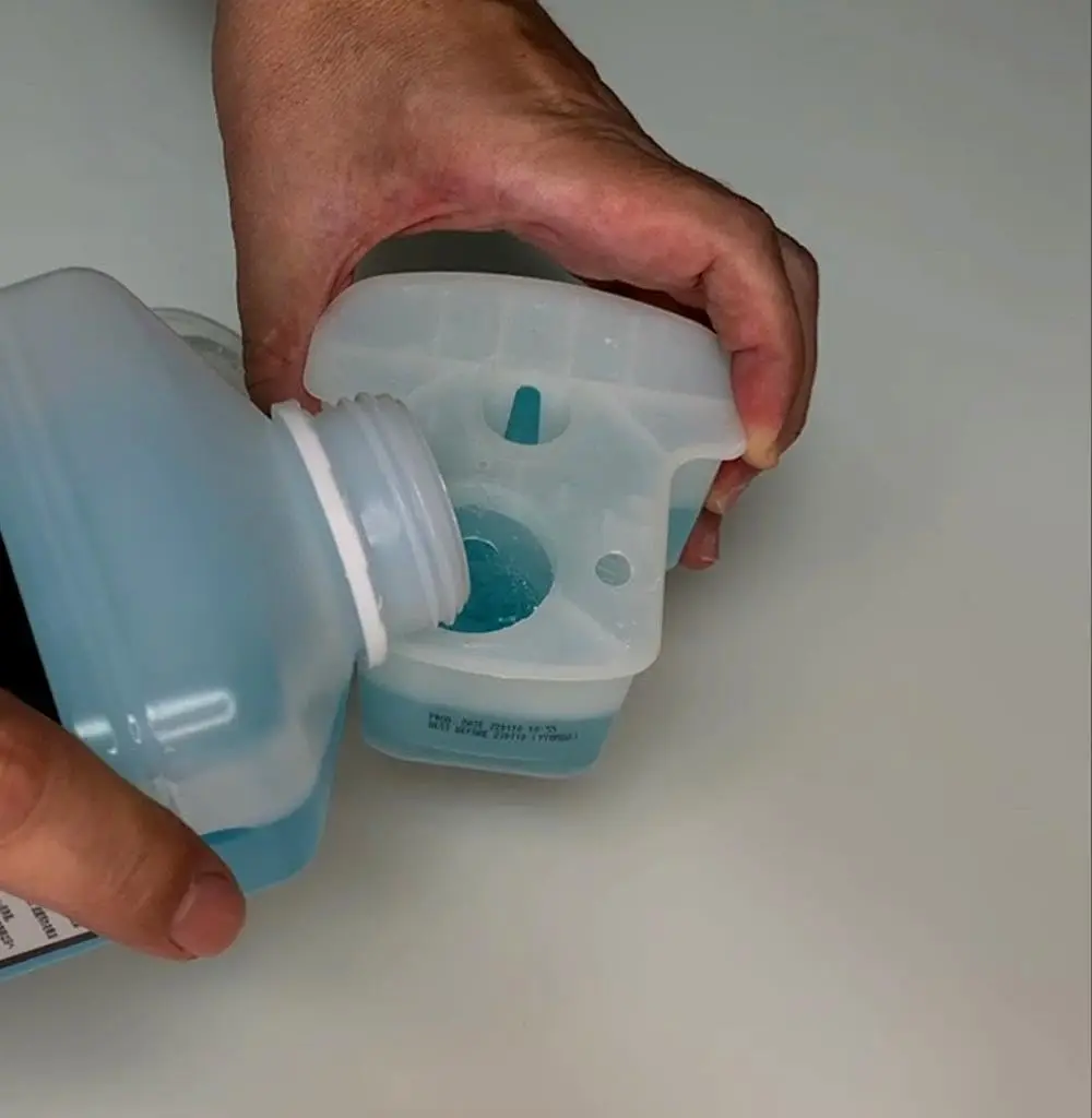 300ml Shaver Cleaning Solution & Easy Refill. Compatible with Braun Clean & Renew CCR for Clean & Charge System image 6