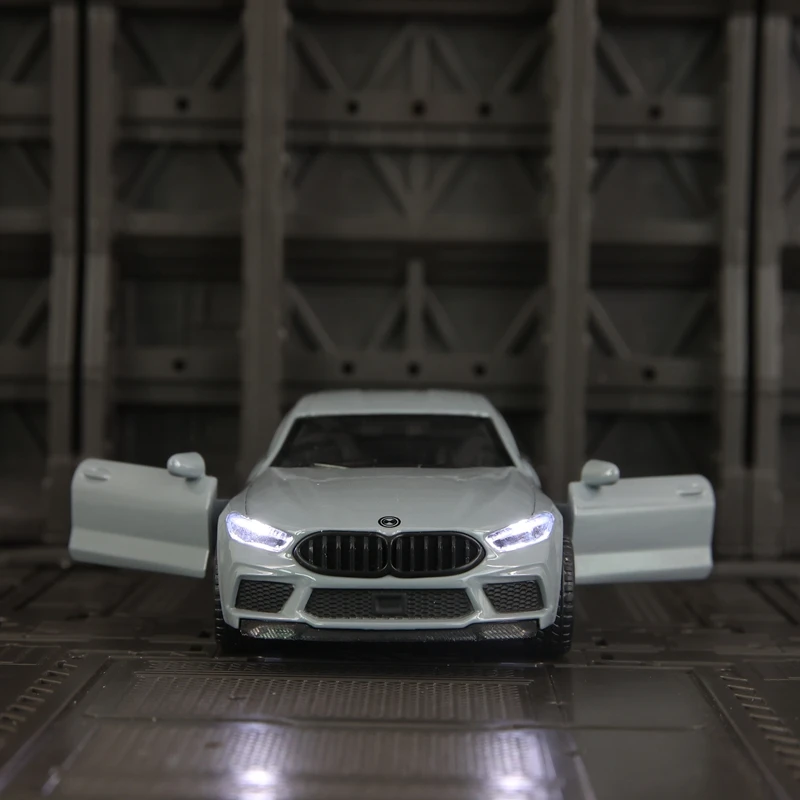 

1:32 M8 alloy car model The car door can be opened has simulated sound and lighting functions, rich details, fine workmanship