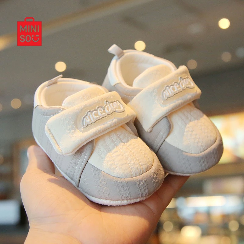 

Miniso 2025 г., детская обувь для детей 0-12 месяцев, дышащая мягкая подошва, хлопковые пинетки для первых ходунков с защитой от выноса, пинетки с героями мультфильмов для младенцев