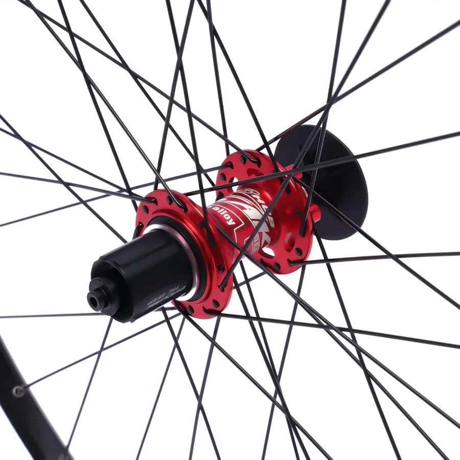 Zestaw kół do rowerów górskich o wysokiej wydajności, zaprojektowany do ekstremalnych terenów terenowych, z lekkimi karbonowymi obręczami i konstrukcją bezdętkową.