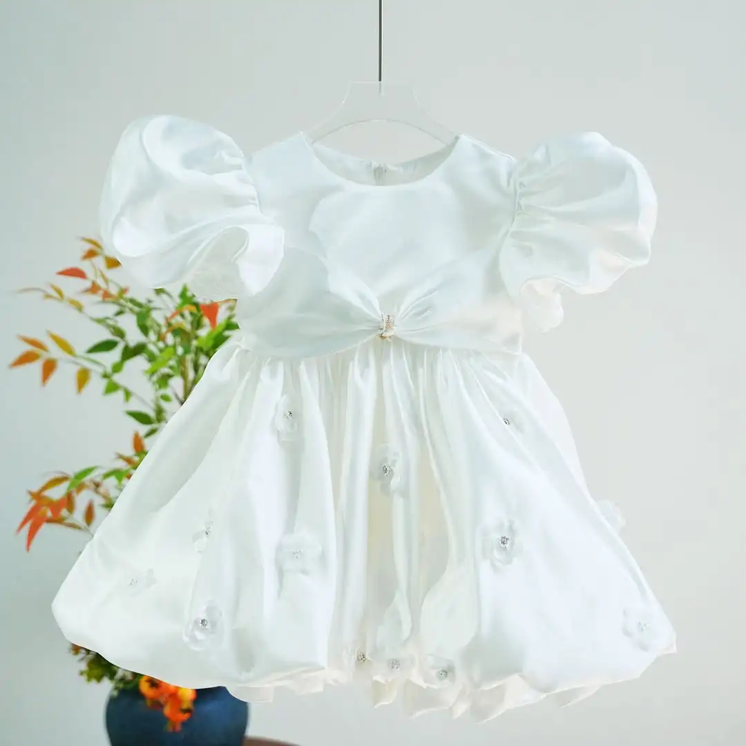 Weiße Blumenmädchenkleider für Hochzeiten, Satin-Puffärmel mit Schleife, Ballkleider für Kinder, Erstkommunion, Geburtstagsfeier, maßgeschneidert
