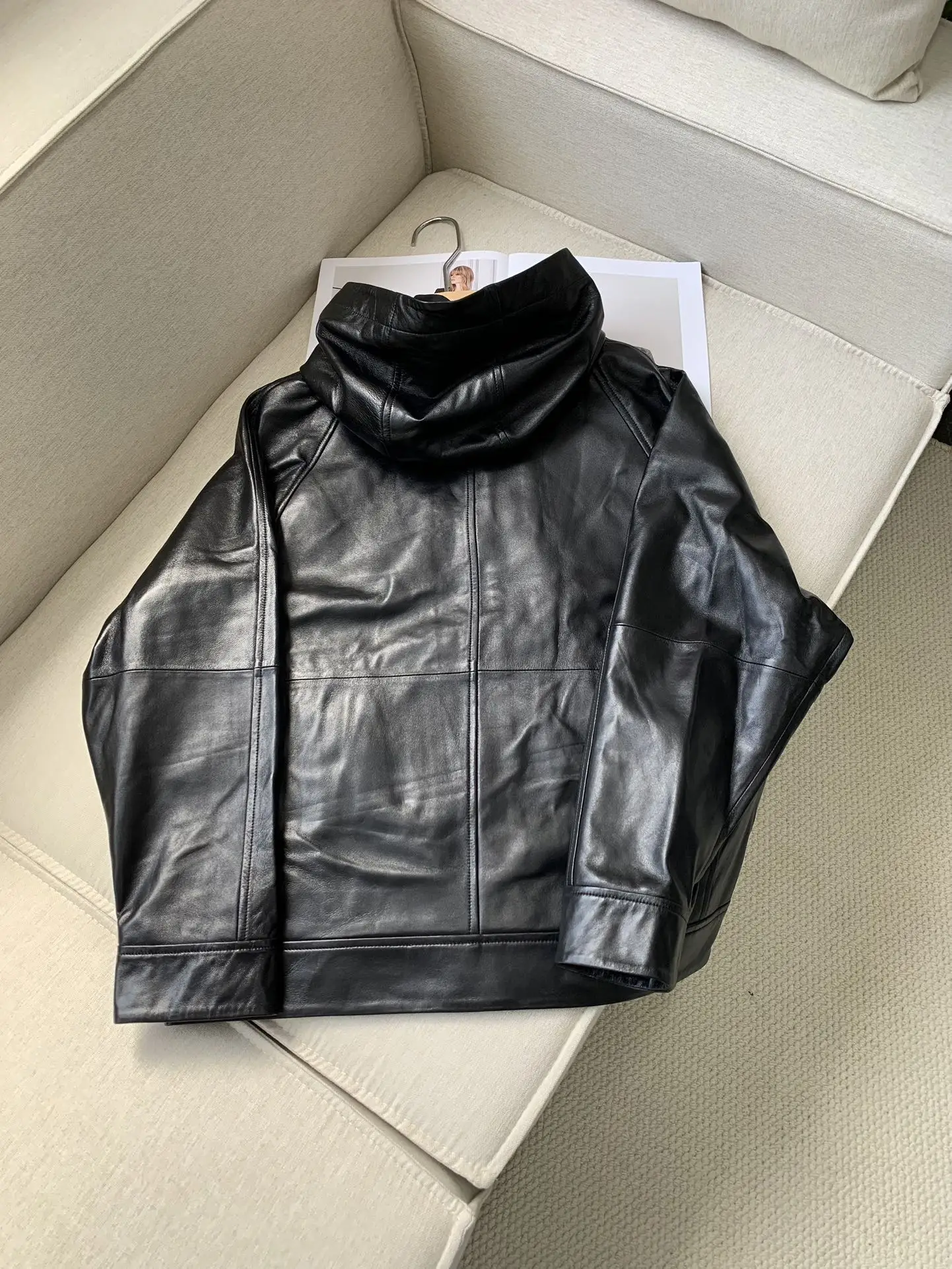 Chaqueta con capucha de piel de oveja negra para mujer, abrigo de manga larga con cremallera y cadena de cuentas, moda que combina con todo, Otoño e Invierno