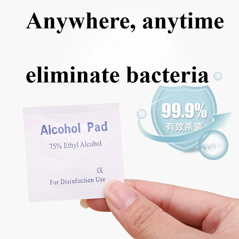 مسحة كحول 75% يمكن التخلص منها لتطهير الجروح، لوازم صندوق الإسعافات الأولية الأساسية لتحضير الكوارث المنزلية.