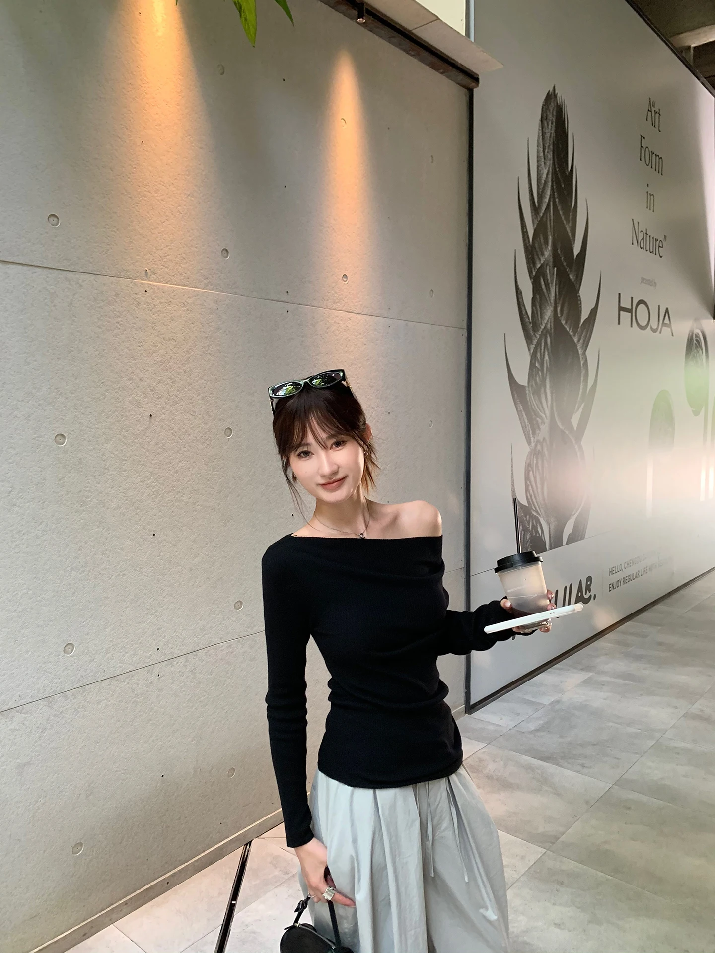 

Вязаный эластичный топ с одним открытым плечом Bla от White Studio: универсальный, повседневный, простой крой