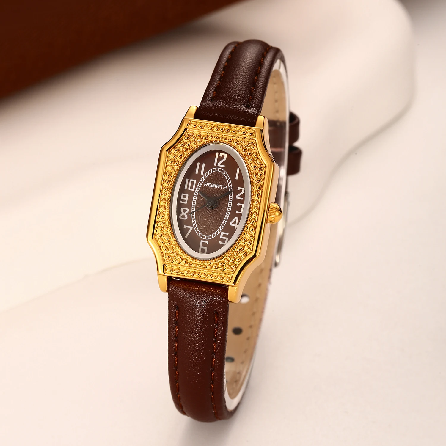 Simple Retro Women's Quartz Watch with a Compact Oval Dial and Slim Leather Strap for Everyday Wear