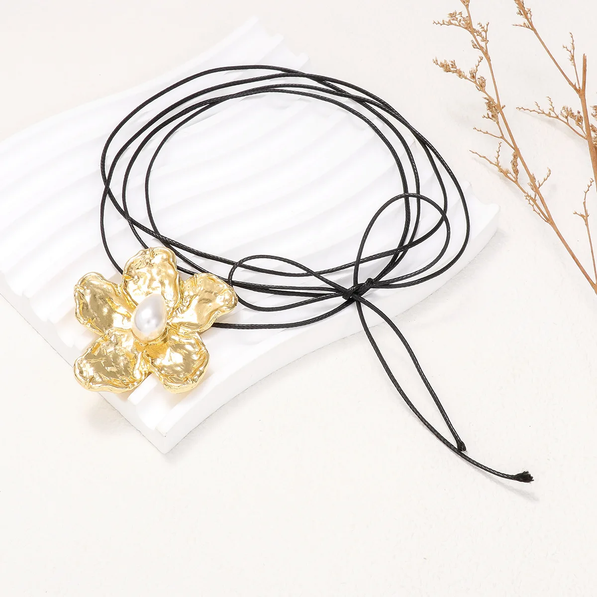 Casual Creative Flower Pendant Necklace New Gold Color Alloy Choker Necklae for Women New in Charm Holiday Party Jewelry