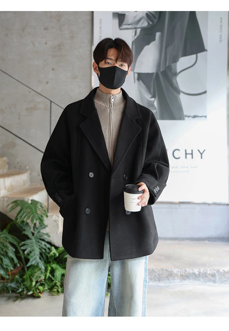 

Мужская классическая куртка из шерстяной смеси: ветрозащитная, ветроустойчивая, предотвращающая ветровые нагрузки, красивая и функциональная.