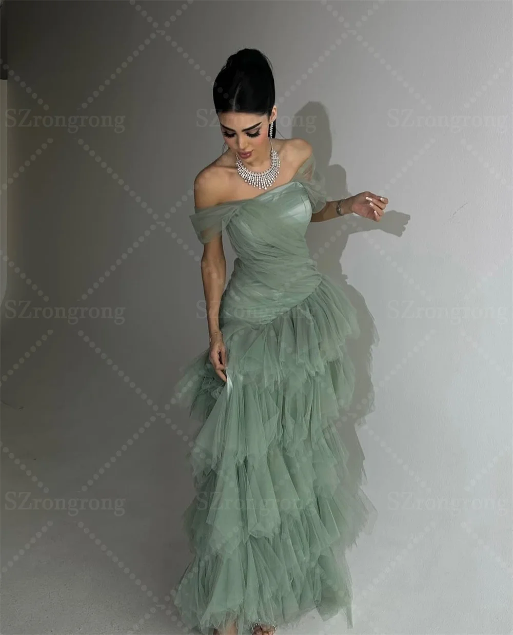 ชุดราตรีออกงานแบบยาวทรงเข้ารูป ผ้าทูลล์ระบายเป็นชั้นๆ แบบเปิดไหล่ สไตล์โมเดิร์น ตัดเย็บตามสั่ง เหมาะสำหรับงานเลี้ยงวันเกิด โชว์หลัง