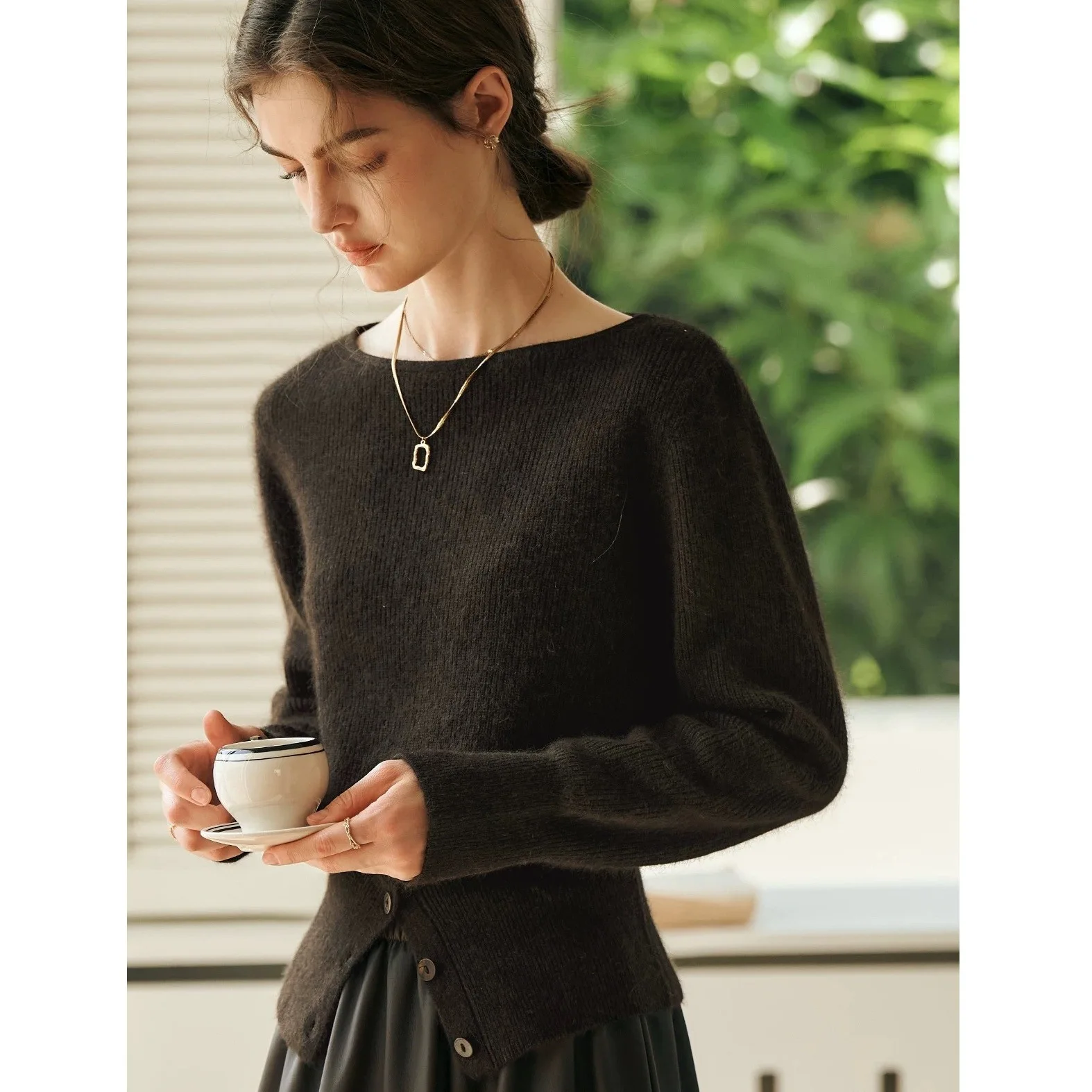 Sweter damski z jednym dekoltem na jesień i zimę 2025, sweter damski z rozcięciem po dole, dzianinowy sweter damski.