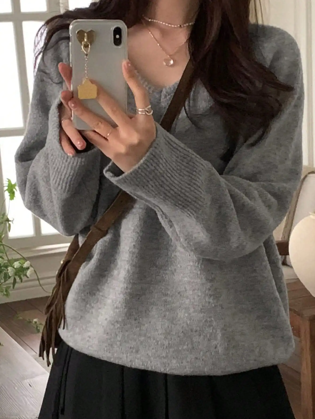 

Женский серый вязаный свитер с V-образным вырезом и длинными рукавами свободного кроя для осени