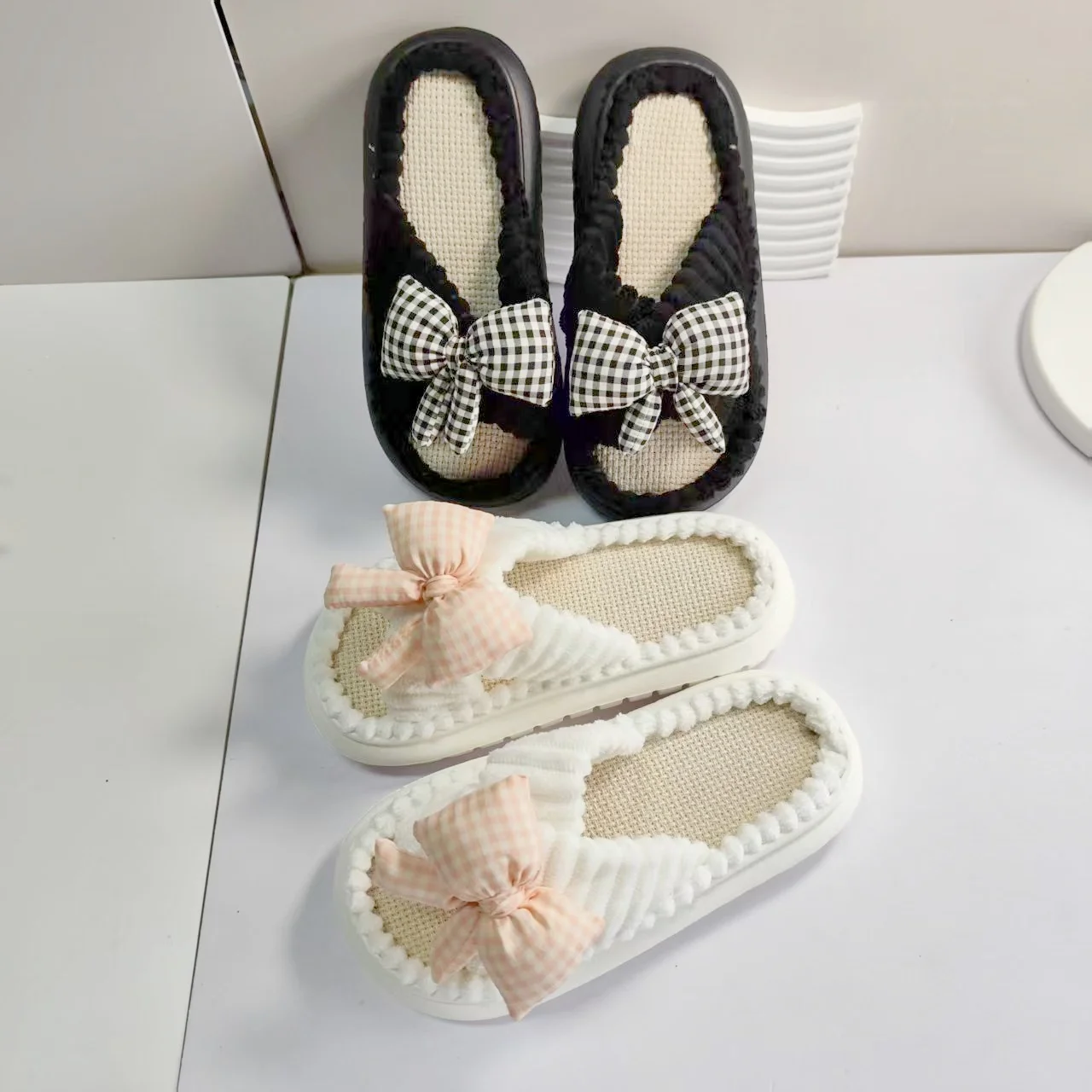 

Женские плюшевые домашние тапочки на осень и зиму, тапочки с бантом в виде пончика и цветка Санта-Клауса, мягкие и теплые повседневные тапочки