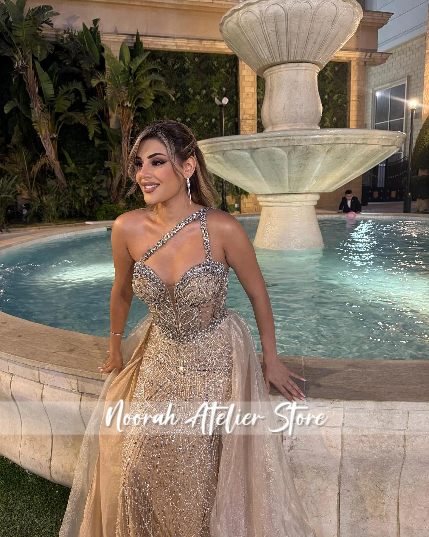 新しい光沢のあるシャンパンビーズホルタータッセル高級女性のイブニングドレス 2025 トレインドバイロングパーティードレス Aline Vestidos カスタマイズ