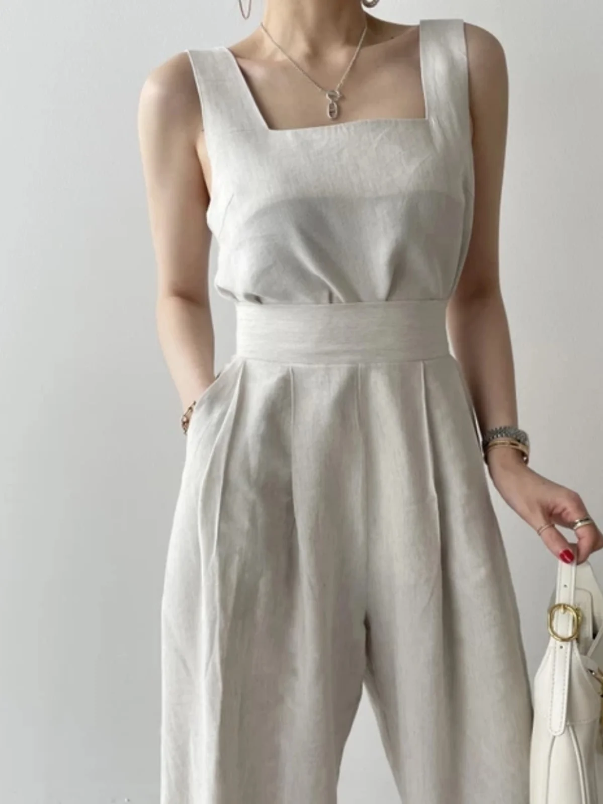 

Комплект: топ-жилет с открытыми плечами и свободные плиссированные брюки с высокой талией, скрывающие недостатки фигуры, повседневные, женская мода