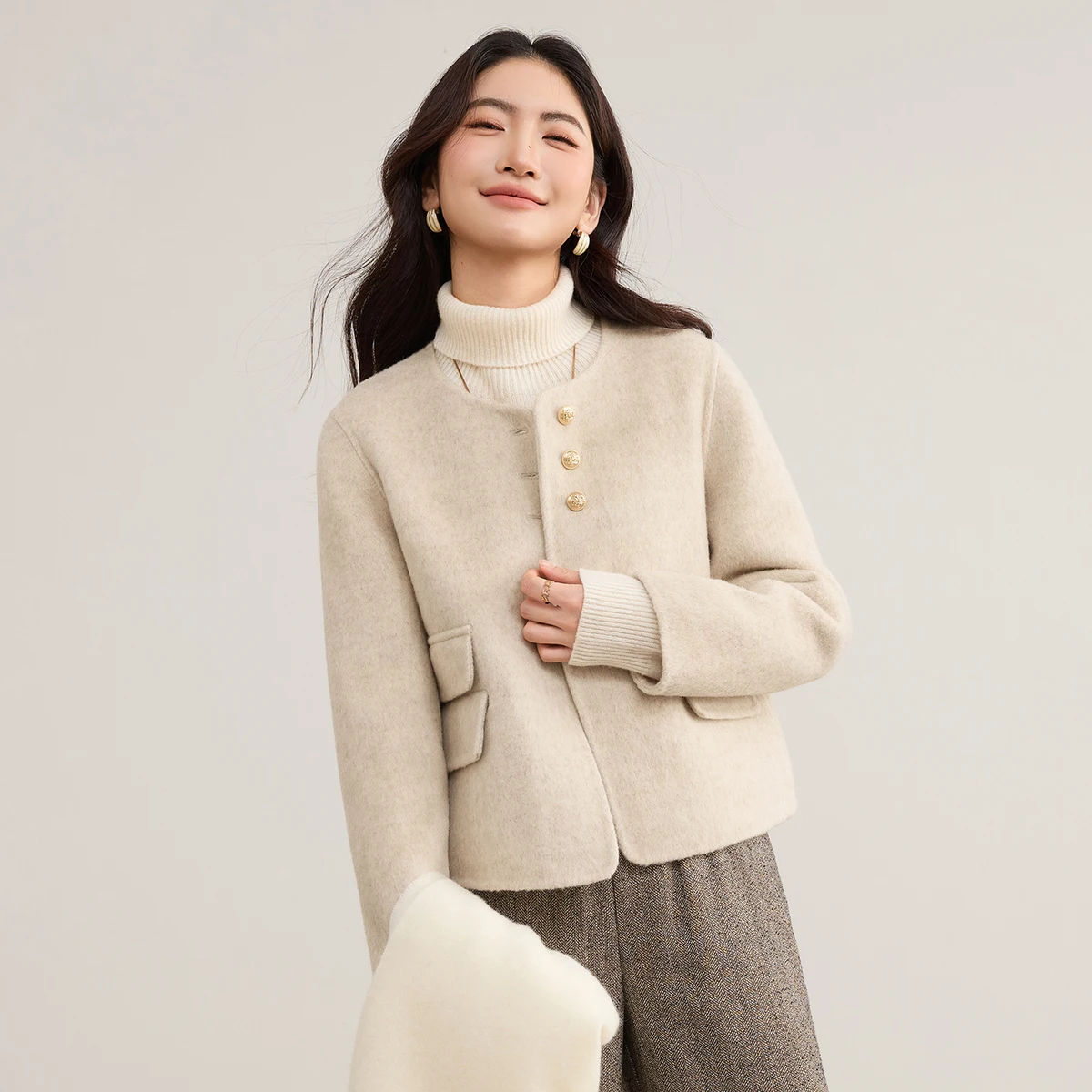 

SENTUBILA укороченная шерстяная куртка женская, зима 2025, двустороннее короткое пальто с круглым вырезом и металлическими карманами на пуговицах, женское пальто W54OF8771