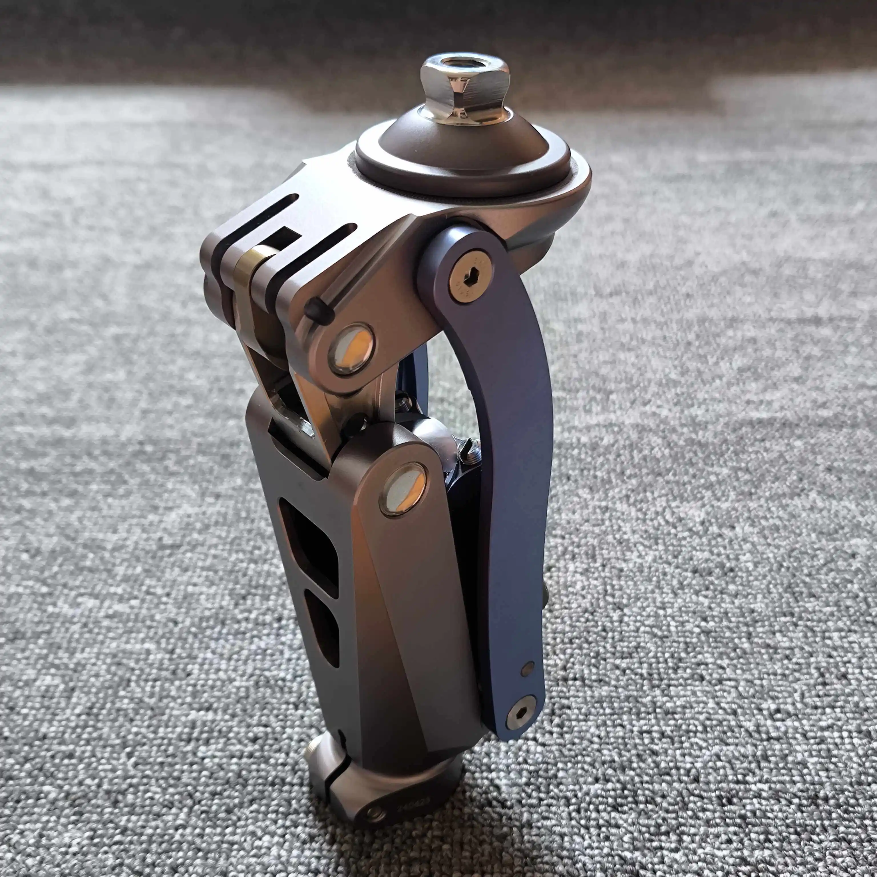 Prosthetic knee joint, thigh pneumatic joint, geometric lock