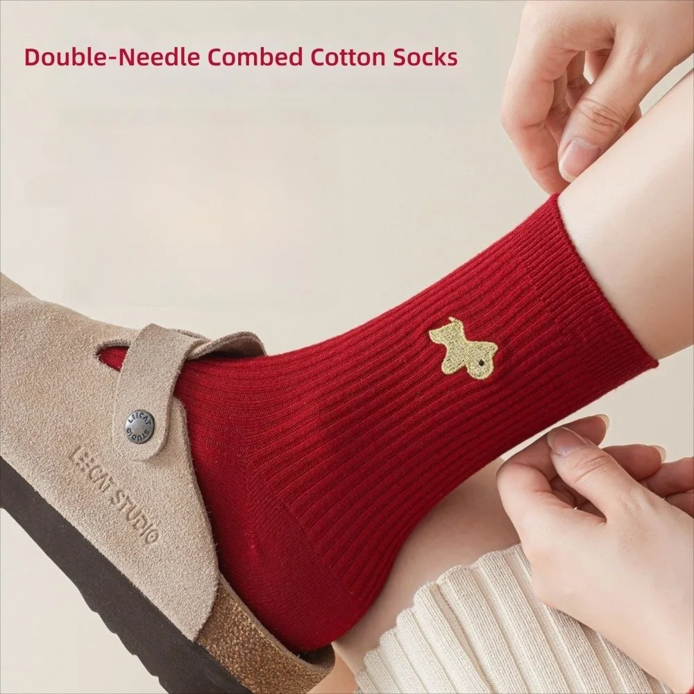 أزياء الكرتون التطريز الجوارب القطنية الأحمر المضادة للانزلاق منتصف أنبوب الجوارب عارضة امتصاص العرق جورب الخريف الشتاء