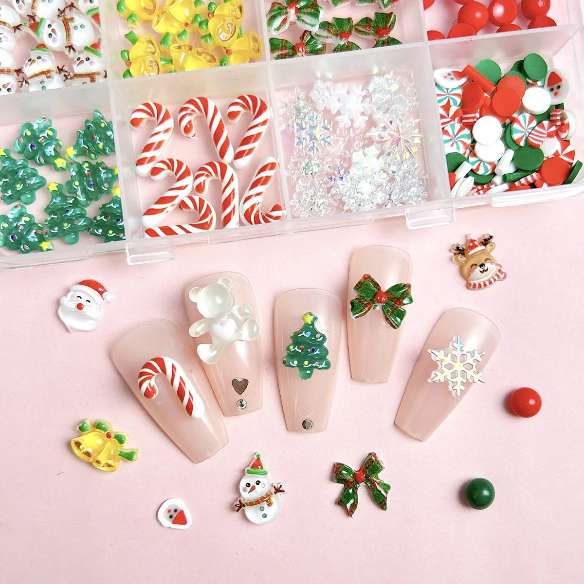 1 صندوق الكرتون الملونة الأيائل ثلج جرس الراتنج مسمار السحر ثلاثية الأبعاد Kawaii ثلج سانتا كلوز مسمار الفن زينة DIY بها بنفسك عيد الميلاد الأظافر