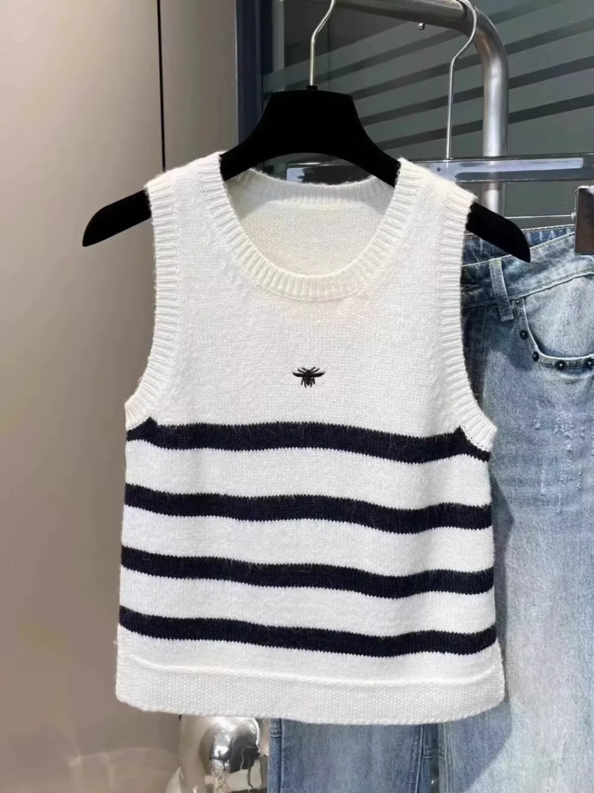 夏の新作カジュアルストライプニットトップス、スリムラウンドネック刺繍入り万能ベスト、甘辛ミックスレディース服