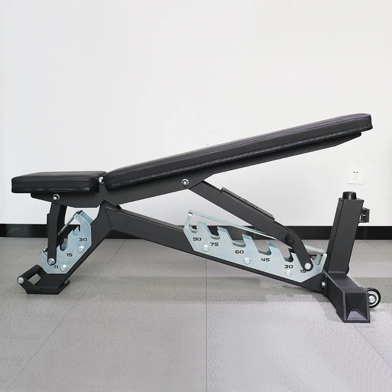 Un banco con mancuernas de peso ajustable para equipos de ejercicios comerciales