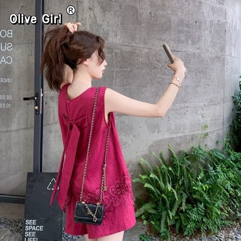 

Комплект из двух предметов: топ без рукавов из льна с кружевными вставками цвета розовой розы и широкие брюки из хлопка. Женская одежда. Лето.