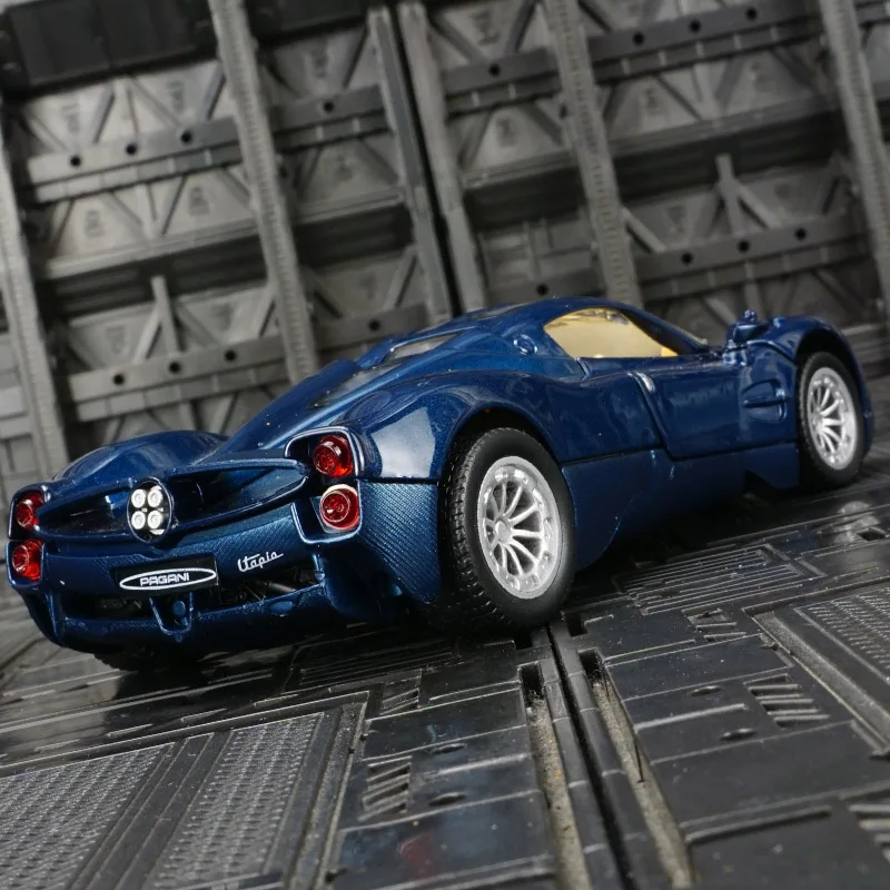 CCA 1:32 Pagani alloy car model ornament collection, doors and trunk can be opened has simulated sound and lighting functions
