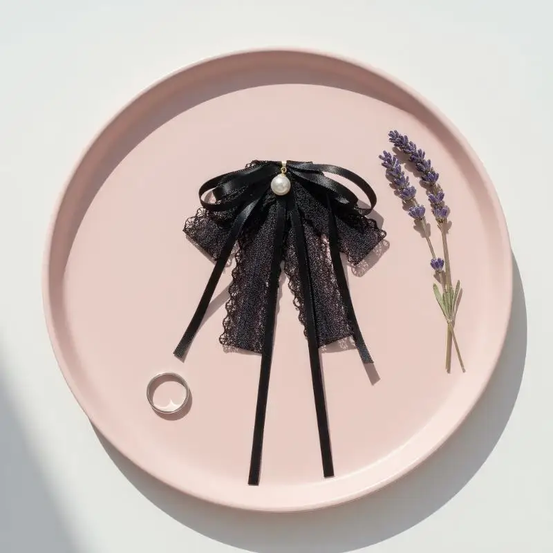 Czarna koronkowa wstążka z kokardą, broszka z perłowym wisiorkiem, ozdoba do koszuli, kołnierzyka, ubrań, krawat, akcesoria.