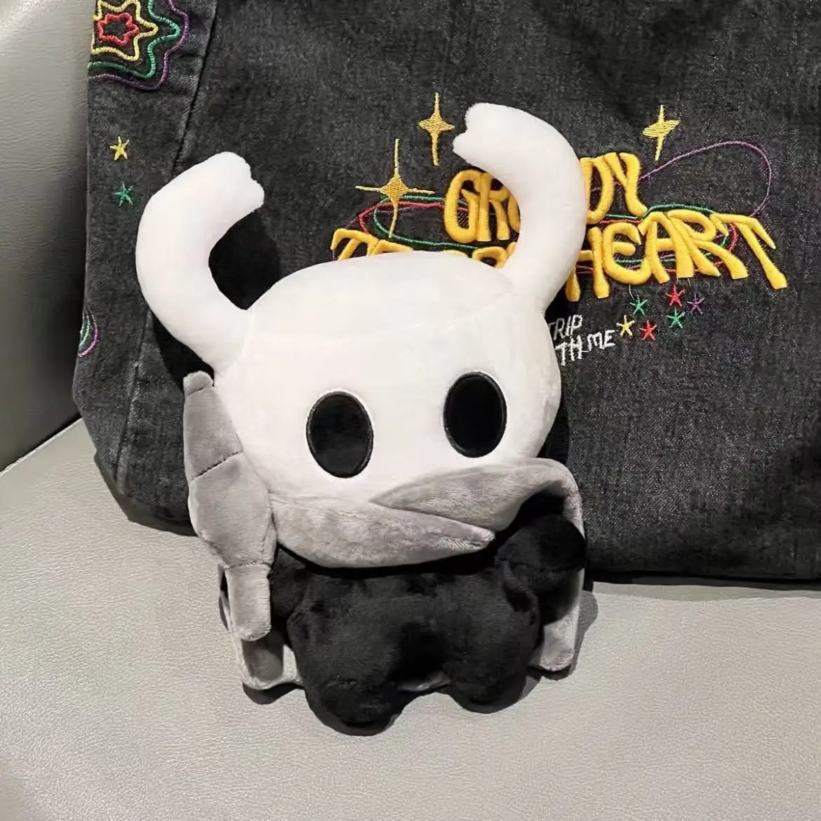 

Новая популярная мягкая игрушка Hollow Knight, плюшевая игрушка-персонаж из игры, идеальный подарок на день рождения или праздник для мальчика, коллекционная игрушка.