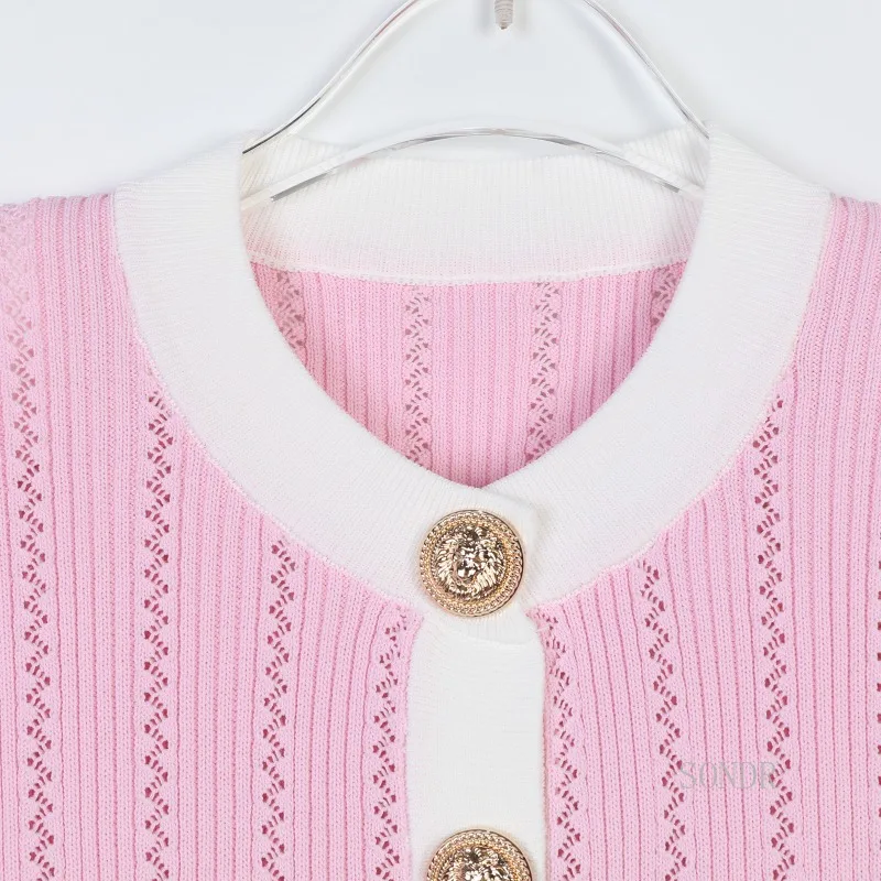 Ausgehöhlter, kurzer Cardigan mit Kontrastbesatz, Rundhalsausschnitt, goldenen Knöpfen, rosa Cardigan, einreihiger Strick, Weiß, 2024