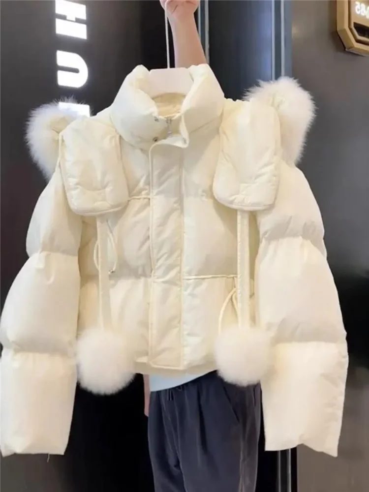 Parka corto con cappuccio con collo in pelliccia bianca chic coreana Giacca bomber con palline di pelliccia carina Cappotto di pane di nuova moda invernale Cappotto spesso casual