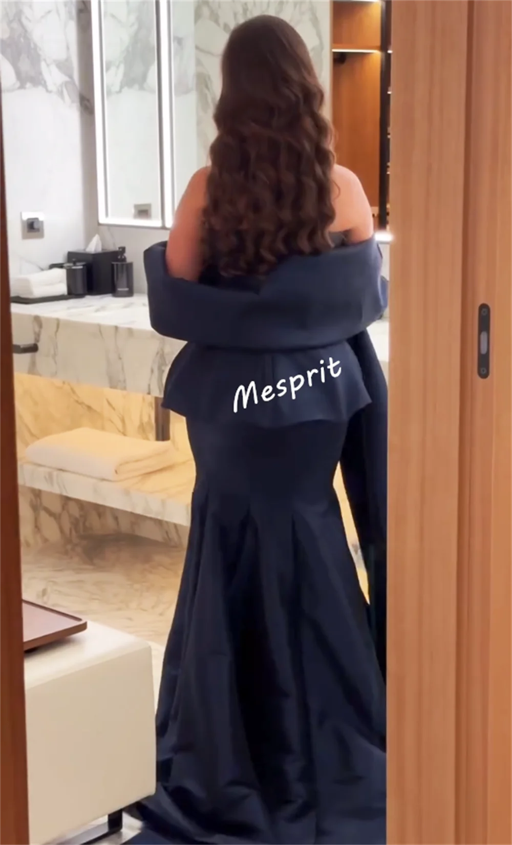 ชุดราตรีหรูหราสำหรับผู้หญิง ออกแบบพิเศษ ประดับด้วยคริสตัลและกลิตเตอร์ ทรงเมอร์เมด คอวี ยาวกรอมพื้น เหมาะสำหรับงานพิเศษ งานหมั้น