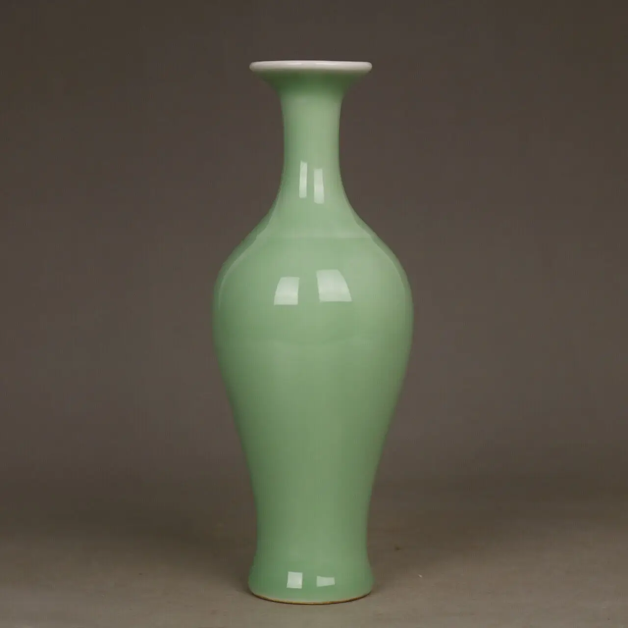 

Chinese Green Celadon Glaze Porcelain Vase 6.70 inch modern exquisite handicraft