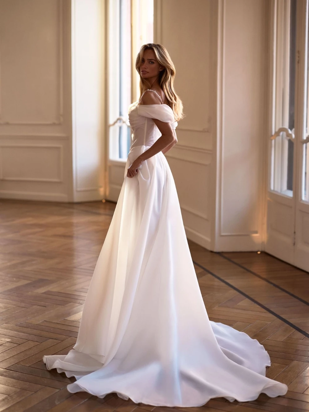 ชุดแต่งงานผ้าออร์แกนซ่าแบบเปิดไหล่ ดีไซน์เรียบหรู ทรงเอไลน์ คอร์เซ็ท ยาวกรอมพื้น ประดับอย่างประณีต รุ่นใหม่ล่าสุด