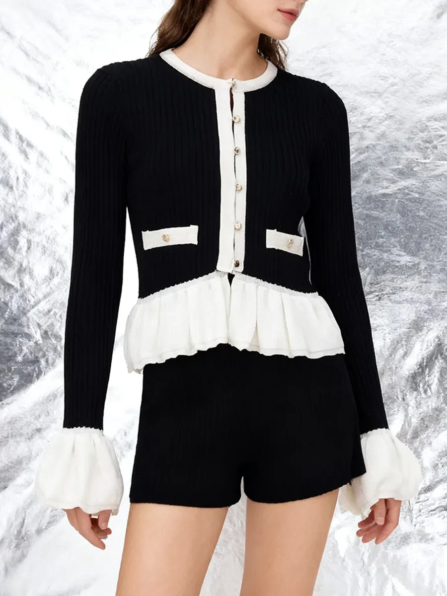 TWOTWINSTYLE Hit Color Chic Sweater for Women Round Neck Flare Sleeves Patchwork Metal Bucke Slimming Folds Hem Cardigan Female