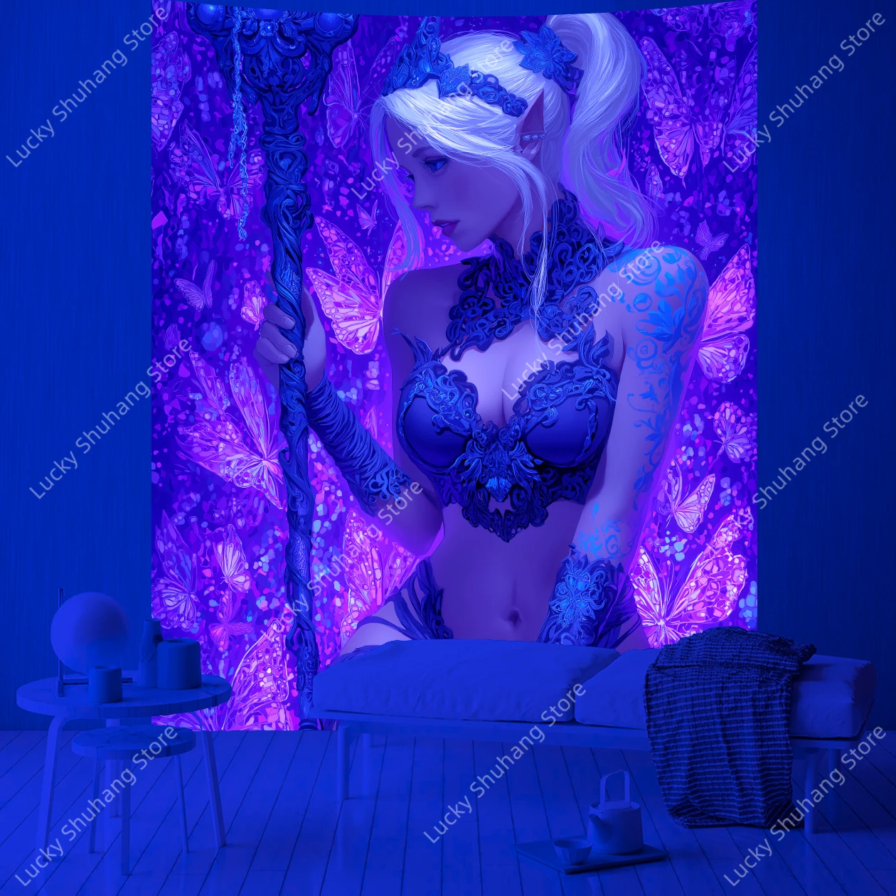 الخيال الجان الأشعة فوق البنفسجية نسيج باطني الأرجواني خلفية ساحرة الأبيض الشعر قزم مع الموظفين والفراشات الوردية ديكور المنزل