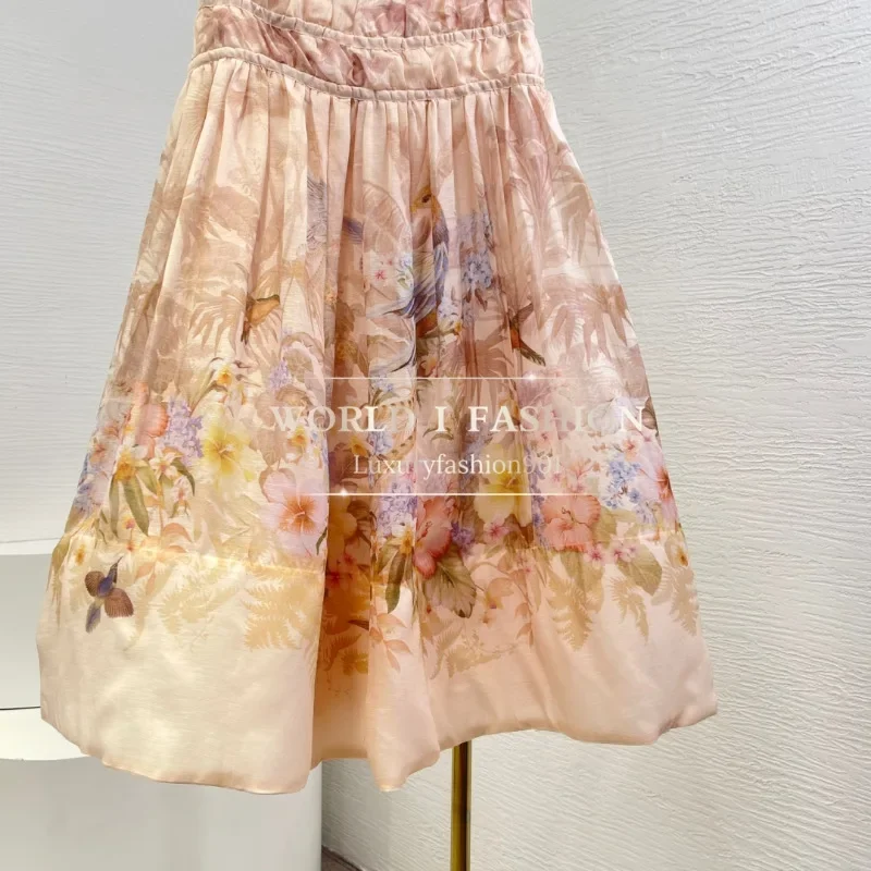 Rosafarbener Faltenrock mit Blumen- und Vogelmuster, 2025, Leinen und Seide