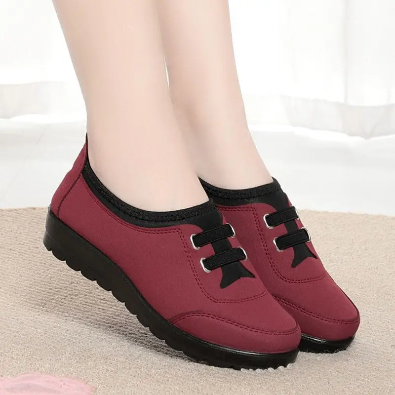 Damen-Schuhe aus Canvas mit weicher Sohle, zum Hineinschlüpfen, rutschfest, flache Laufschuhe für ältere Damen, atmungsaktiv, bequem, lässige Slipper. – Detail 1