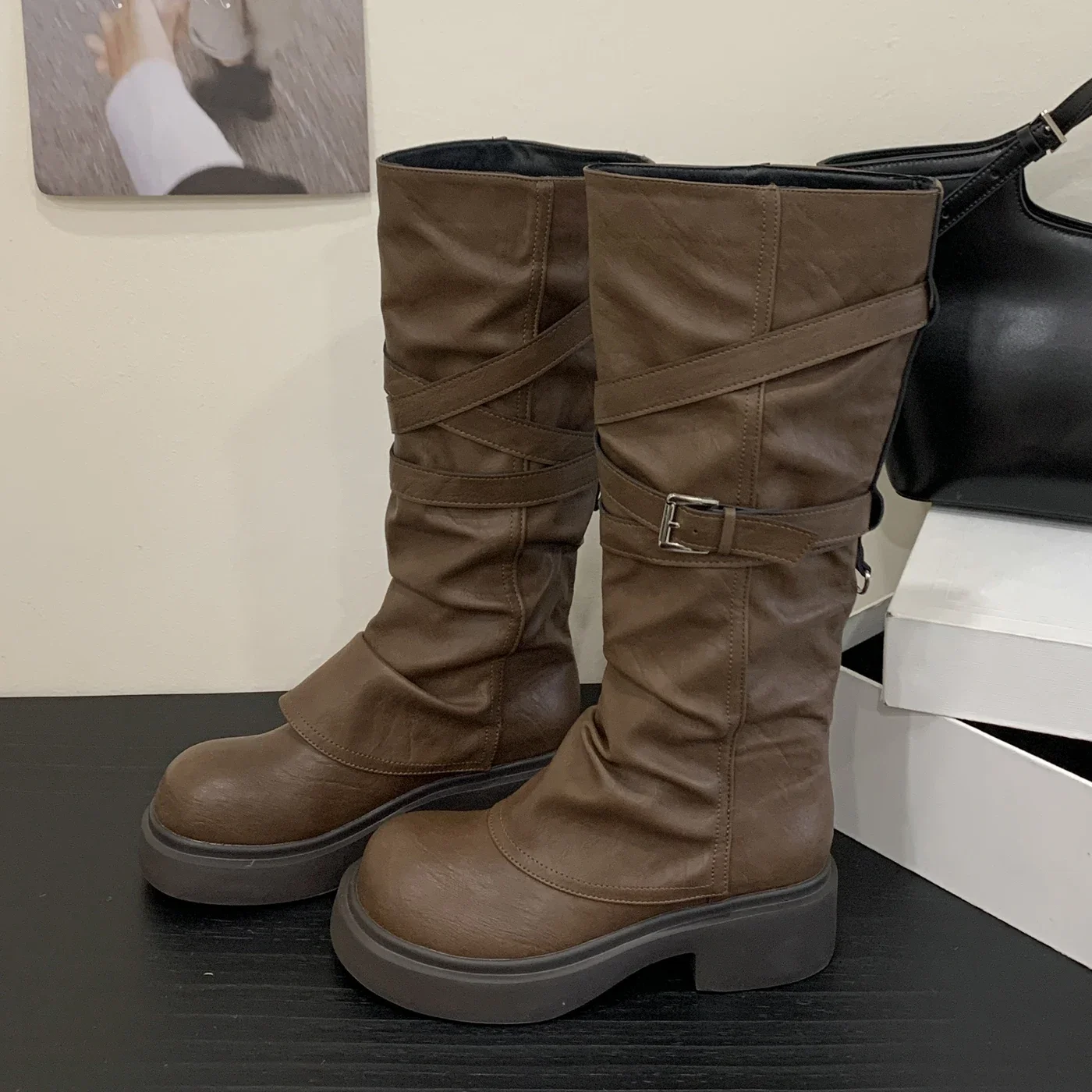 

Aneikeh/модные длинные ботильоны на низком квадратном каблуке с круглым носком, осень-зима, женские сапоги до колена с пряжкой в стиле панк, обувь