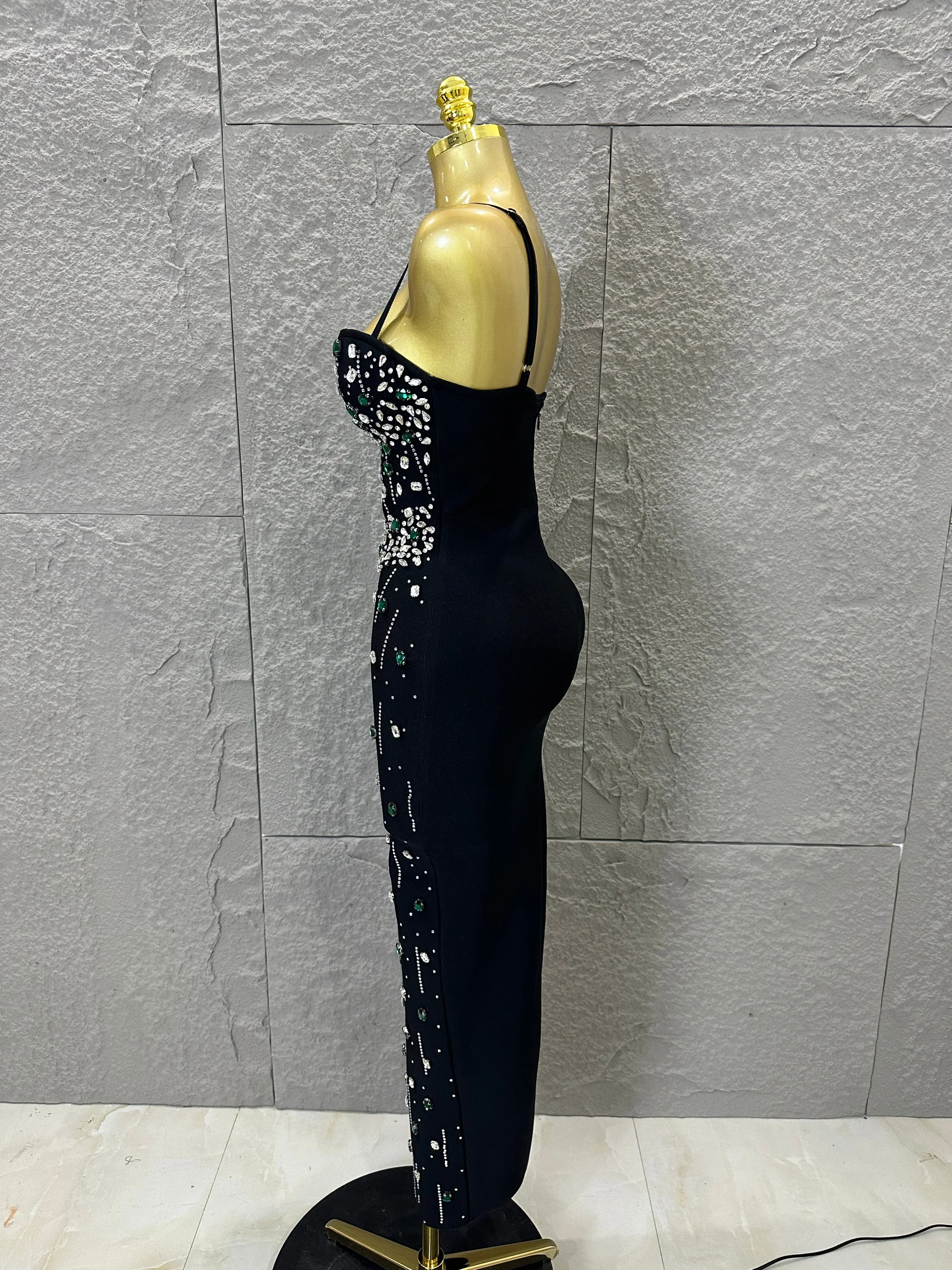 Elegantes Schwarzes Bandage-Midikleid für Damen mit Spaghetti-Trägern, Sweetheart-Ausschnitt, Strass-Verzierung und Smaragdgrünem Bodycon-Abendkleid