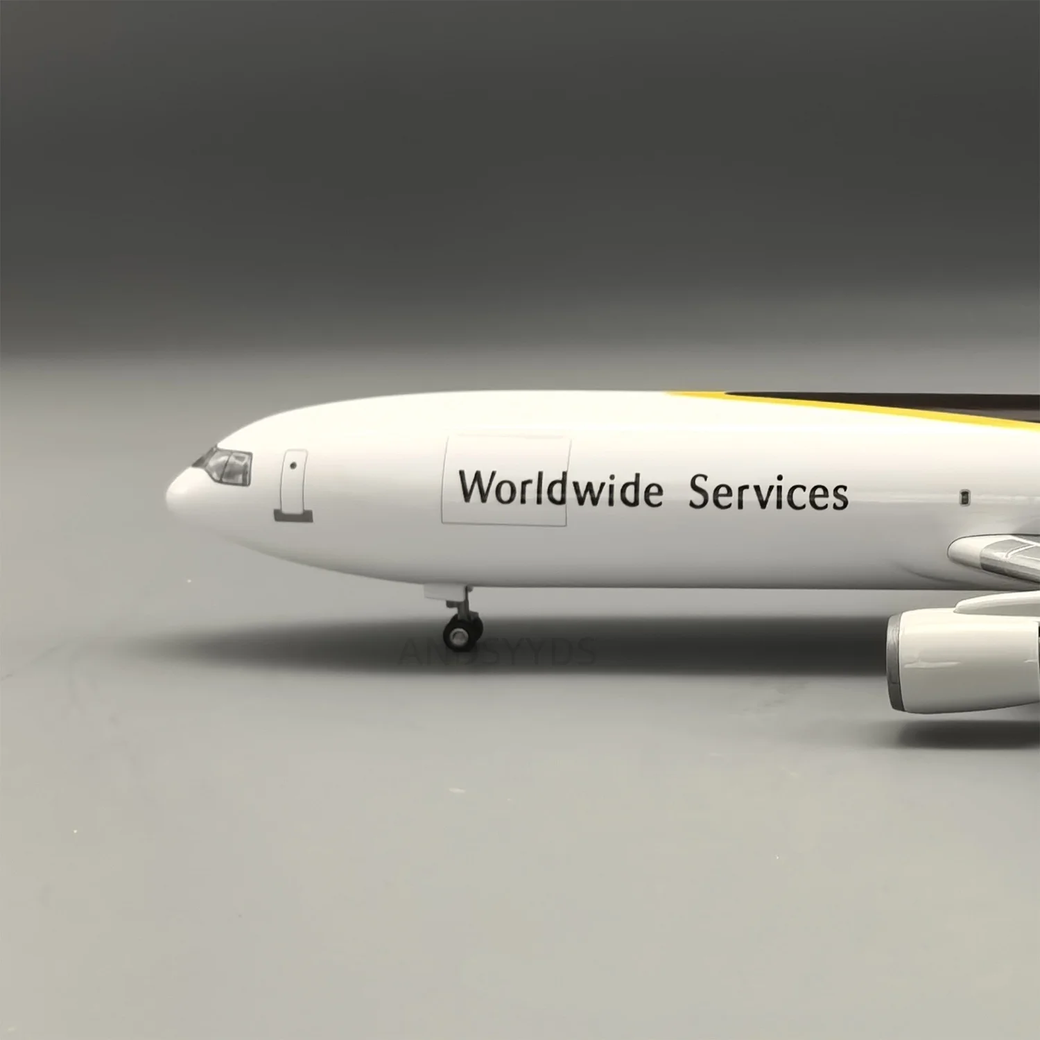 1/130 Scale MD-11 UPS Cargo Airways Diecast Resin Aircraft Model With Wheels and Base Home Collection Souvenir Airplane Ornament